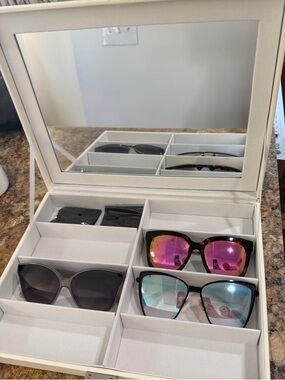 DIFF EYEWEAR & Sunglass Organizer Case with Mirror